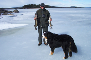 Per-Erik und Leo auf dem See Amungen